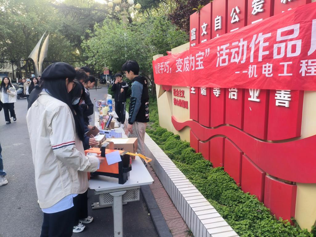 谈球吧体育